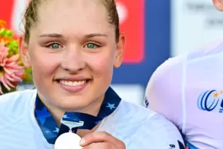 Messane Bräutigam (RSV Rheinzabern) zeigt stolz ihre EM-Silbermedaille.