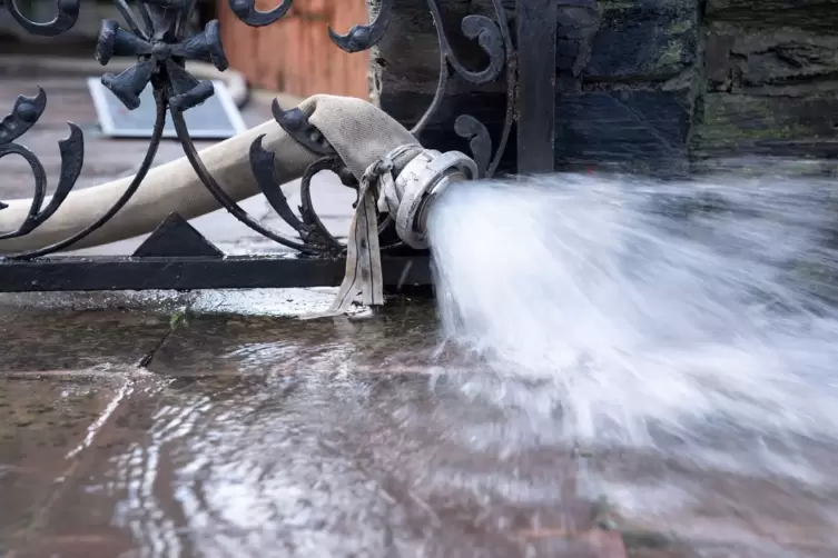 Hochwasser wird aus einem Keller gepumpt