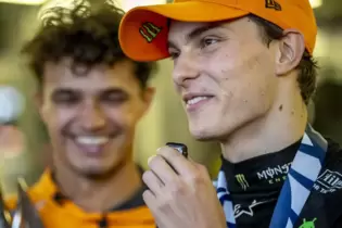 Bestens gelaunt nach dem Rennen in Baku: Oscar Piastri (vorn) und Lando Norris bilden das derzeit wohl stärkste Fahrerduo in der