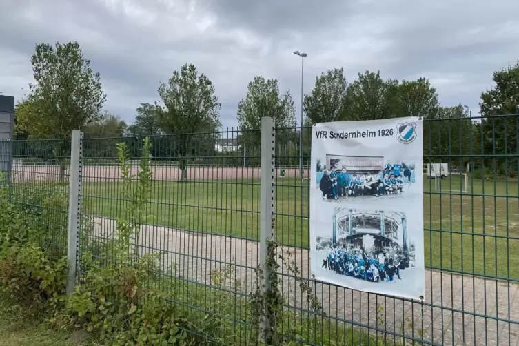 In der dunklen Jahreszeit müssen sich alle Mannschaften den in die Jahre gekommenen Hartplatz teilen. Der Rasenplatz hat kein Fl