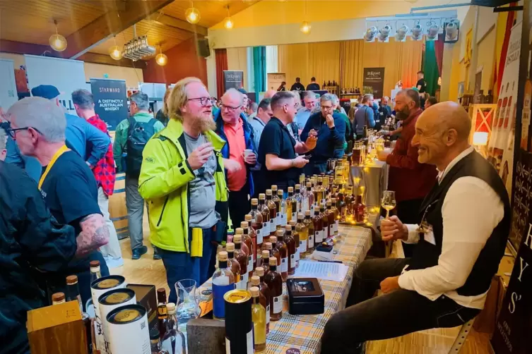 Fachsimpeln für Feinschmecker bei der Messe Whisky-Palatina im Bürgerhaus Einselthum. Ein Besucher berichtet vom guten Ruf der M