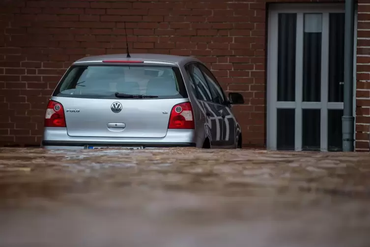 Ein Auto steht im Hochwasser in Rhüden