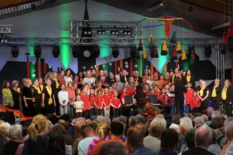 Volles Haus, hier bei einem Auftritt zweier Chöre im vergangenen Jahr: Die Waldseer Kerwe ist beliebt – doch in der Sommerfestha