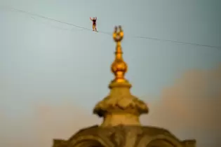 Extremsportler Jaan Roose überquert Bosporus per Slackline