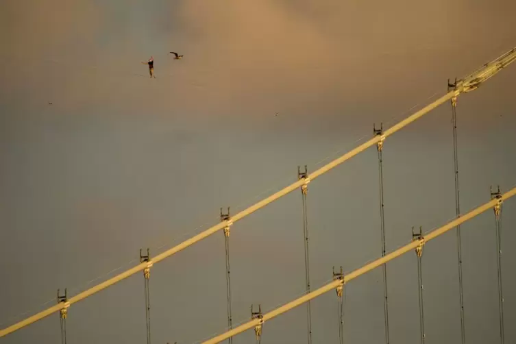 Extremsportler Jaan Roose überquert Bosporus per Slackline