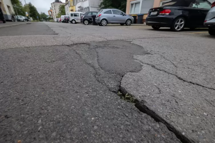 Schlaglöcher und Risse in den Straßen sind in Homburg nicht selten. Unser Foto zeigt die Kanakstraße. 