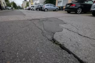 Schlaglöcher und Risse in den Straßen sind in Homburg nicht selten. Unser Foto zeigt die Kanakstraße.