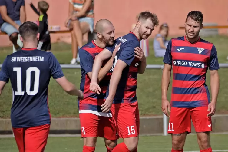 Konnten in Ruchheim fünf Mal jubeln: Die Spieler des SV Weisenheim.