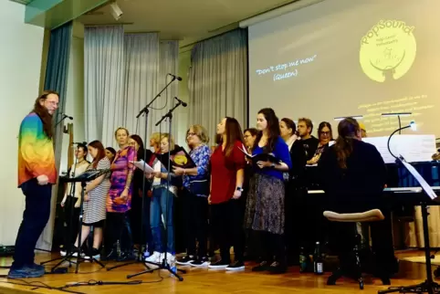 Achim Bißbort und der Chor Popsound im Theo Schaller Saal. 