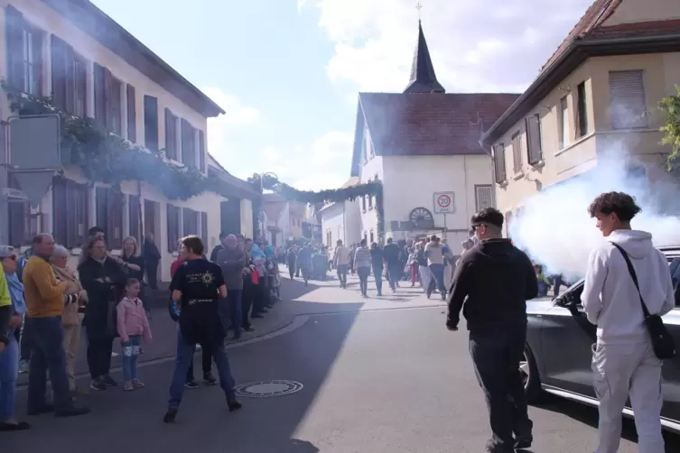 Ein bisschen benebelt: Der Kerweumzug auf seinem Weg durch Sausenheim. 