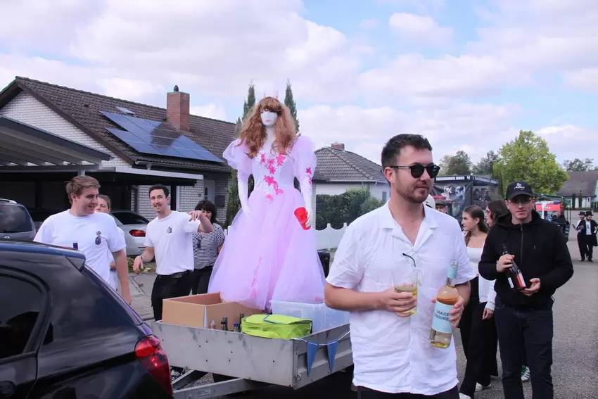 Mit gekrönter rosa Kunststoff-Weinprinzessin: die Kerweborsch aus Obersülzen.