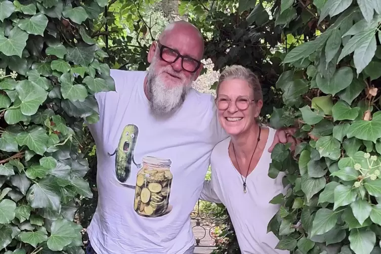 Kathleen und Martin Dreißig-Richter in der Laube des Gartens ihrer neuen Weinstube. 