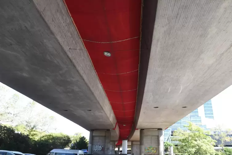 Fangnetzte an der Unterseite der Hochstraße Nord gewährleisten seit Jahren, dass keine Betonbrocken herunterfallen.