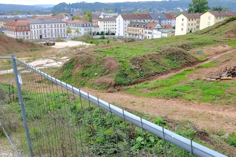 Seit dem Abriss der Brauereigebäude Ende 2020 liegt das Gelände brach.