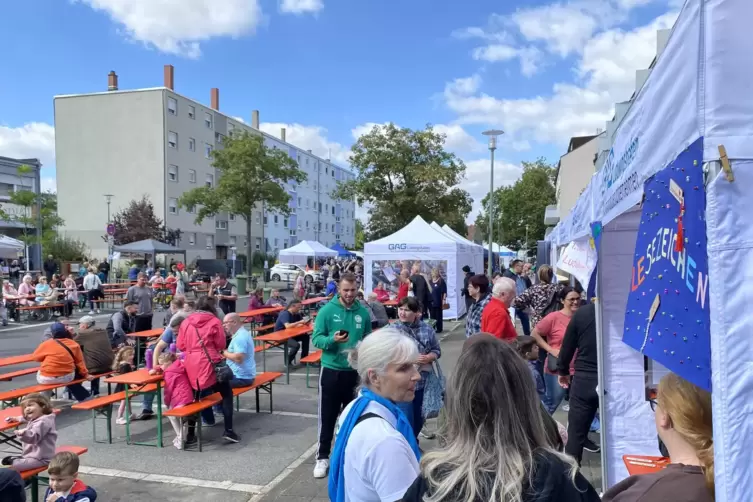 Etwa 40 soziale Institutionen, Vereine und Behörden waren beim Nachbarschaftsfest dabei. 