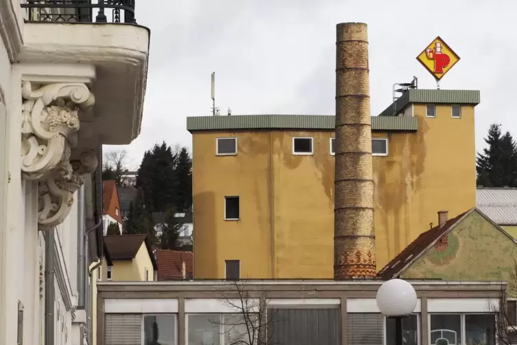 Bis 2020 bot sich vom Zweibrücker Herzogplatz dieser Anblick auf die Brauerei. Deren Gebäude sind mittlerweile abgerissen.