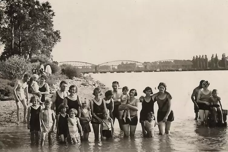 Aufnahme von der Kiesbank am Germersheimer Rhein aus den späten 1920er-Jahren: Im Hintergrund ist die alte Eisenbahnbrücke und d