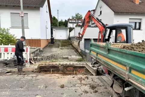 In der Nacht zum 29. Juni platzen in der Maßweiler Siedlung gleich zwei Wasserrohre. Unser Foto zeigt die Baustelle in der Mitte