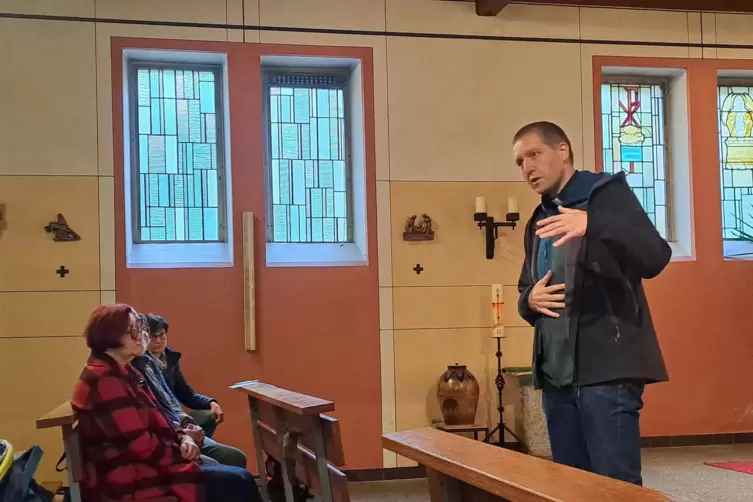 Pfarrer Nils Schubert erläutert bei der Gemeindeversammlung in der katholischen Kirche in Steinbach die Gründe für den geplanten