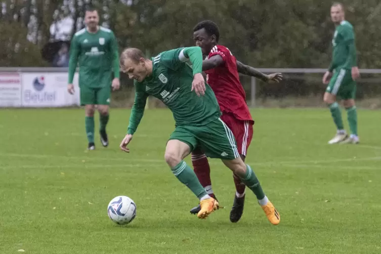 Felix Reißmann (links) traf in Rodenbach doppelt für den SV Kirchheimbolanden. 