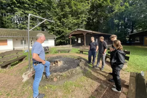 Der neue Grill auf dem Bambergerhof wurde von drei Auszubildenden der Firma KOB hergestellt: Maya Rahm, Silas Schwingel (links d