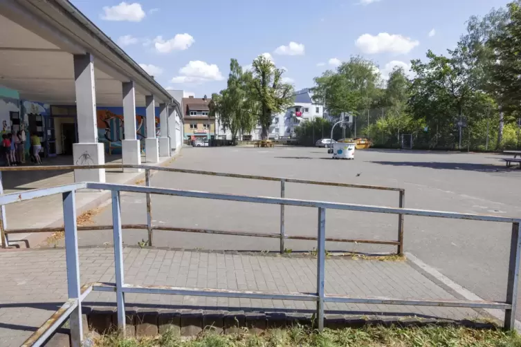 Der Schulhof des Rittersberg-Gymnasiums hat seit den 1970er Jahren sein Aussehen kaum verändert. 