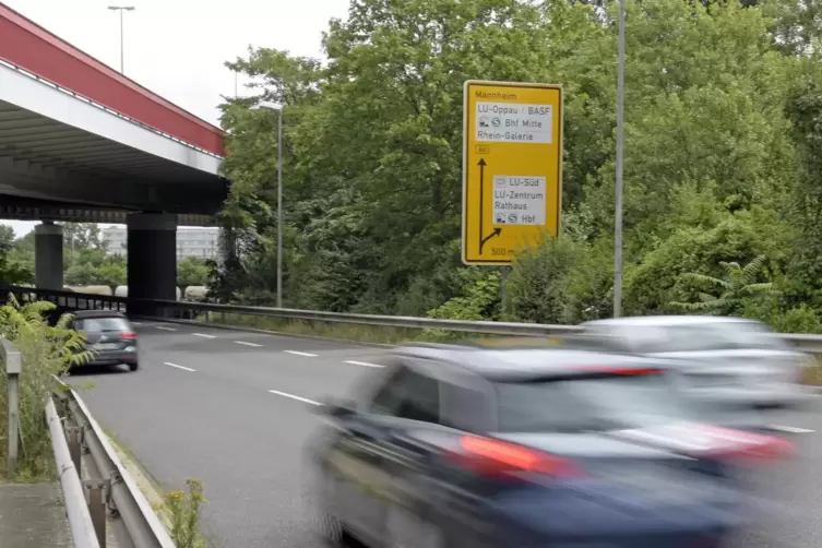 Die Übergänge der einzelnen Fahrbahnteile an der Brückenauffahrt haben Schäden. 