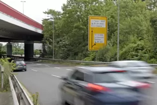 Die Übergänge der einzelnen Fahrbahnteile an der Brückenauffahrt haben Schäden.