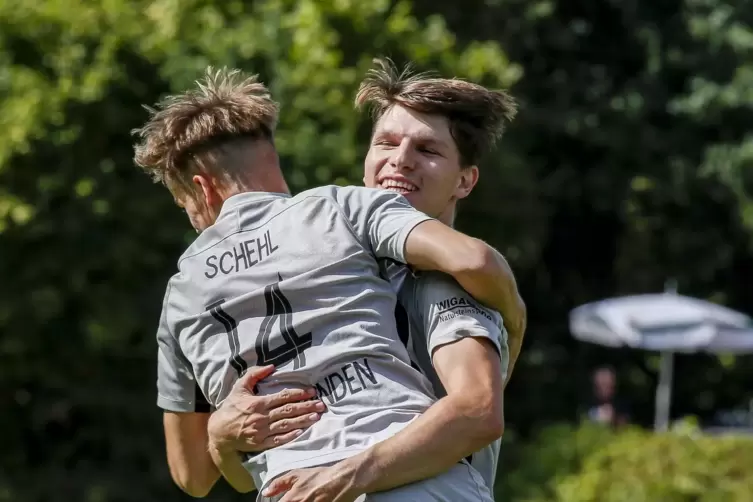 Torschütze für Steinwenden: Daniel Bender (rechts).