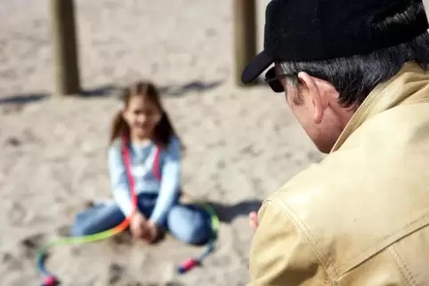 Als Kinderansprecher bezeichnet die Polizei Menschen, die mit unklaren Absichten in Kontakt mit Mädchen und Jungen treten.