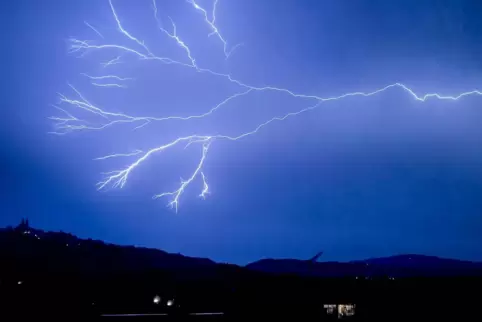 An ihren Spitzen verästeln sich die Blitze wie bei einem Baum. Dieser außergewöhnliche Blitz war Mitte August über der österreic