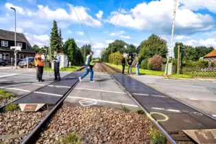 14-Jährige an Bahnübergang von Zug erfasst