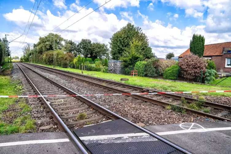 14-Jährige an Bahnübergang von Zug erfasst