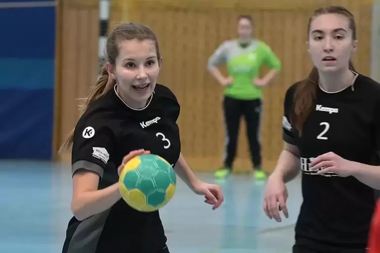 Neue Spielertrainerin des TVT-Verbandsligateams: Jenny Schick (links), hier mit Luca-Sophie Winkelhoff.