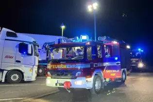 Lebloser Lkw-Fahrer: Feuerwehr muss ausrücken.