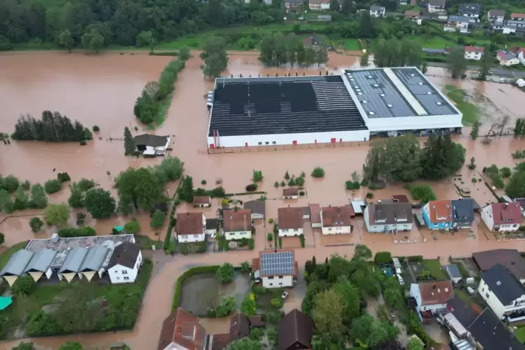 Land unter in der Südwestpfalz: Blick auf das überflutete Rotary-Firmengelände im Mai in Hornbach. Im Bildvordergrund der Kinder