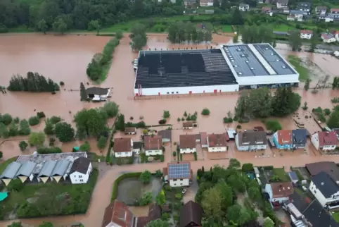 Land unter in der Südwestpfalz: Blick auf das überflutete Rotary-Firmengelände im Mai in Hornbach. Im Bildvordergrund der Kinder