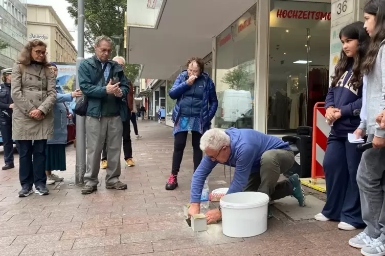  Sue Meyer-Bach zeigte sich tief bewegt bei der Verlegung der Stolpersteine für ihre Großeltern, ihre Mutter und ihren Onkel. 