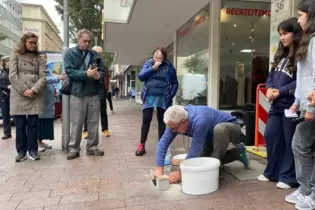 Sue Meyer-Bach zeigte sich tief bewegt bei der Verlegung der Stolpersteine für ihre Großeltern, ihre Mutter und ihren Onkel.