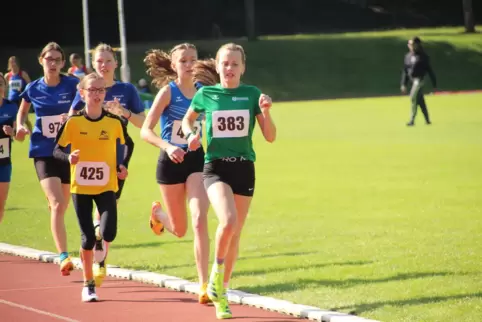 Johanna Rechtenbacher (rechts, TG Frankenthal) holte über 2000 m den Titel. 