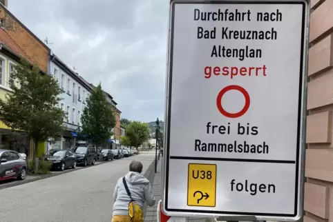 Am Montagmittag überraschend aufgetaucht: Ein Schild in der Kuseler Bahnhofstraße weist den Weg über die Umleitungsstrecke. 