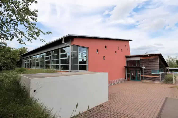 Könnte von der Warmwasserversorgung abgekoppelt werden: Turnhalle der Sausenheimer Grundschule Am Ritterstein. 