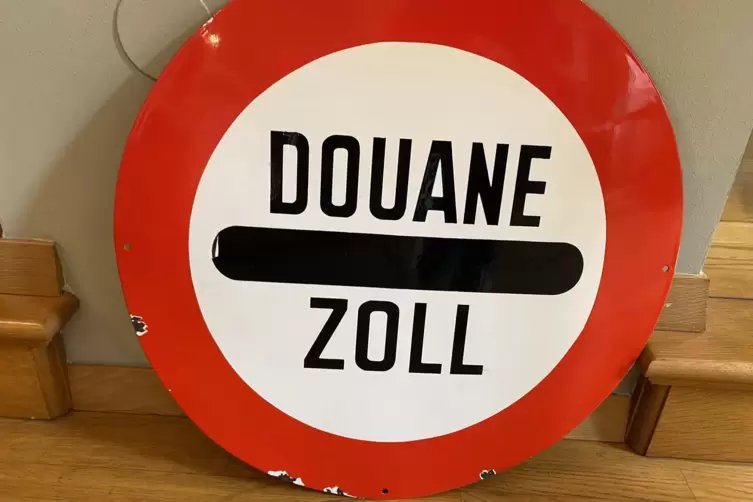 Steht im Schengener Museum: altes Zollschild. 