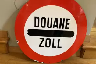 Steht im Schengener Museum: altes Zollschild.