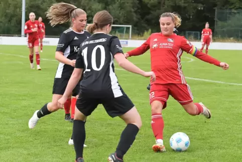 Der dreifachen Torschützin Jasmin Mackert (in Rot) stellen sich hier die Heltersbergerinnen Sabrina Horbach (links) und Lena Web