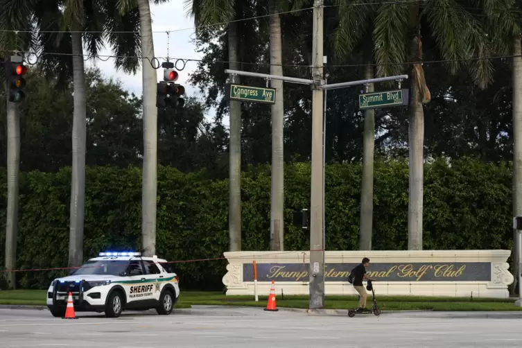 Der Schütze lauerte in der Hecke: Trumps Golfplatz in Florida ist nur durch Gebüsch und einen Zaun von der Straße getrennt.