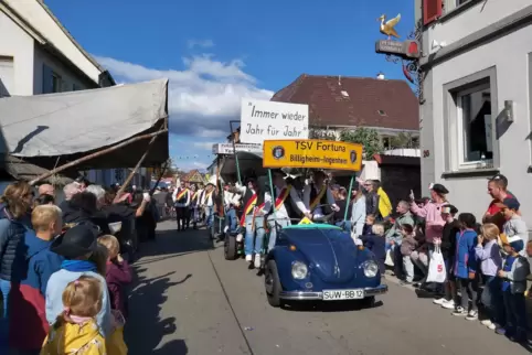 Dieses selbstgebaute Fahrzeug rollte am Sonntag beim Purzelmarkt in eine Menschenmenge. Verletzt wurden auch vier Kinder. 