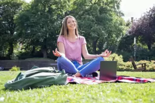 Junge Frau im Park