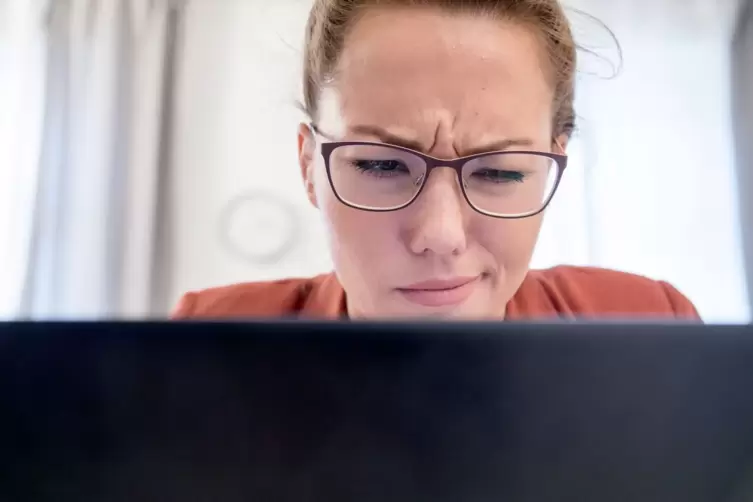 Eine Frau schaut auf einen Monitor