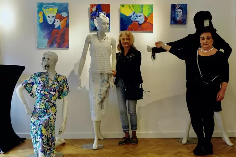 Dagmar Grieve und Jutta Walter (rechts) mit ihren Bildern und Figurinen im Zweibrücker Mannlich-Haus. 